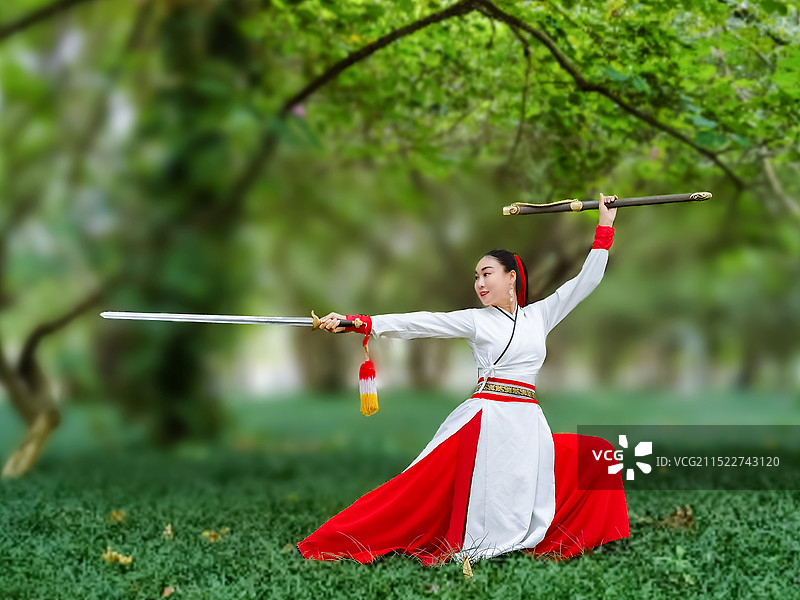 武师海燕：秋光剑影图片素材