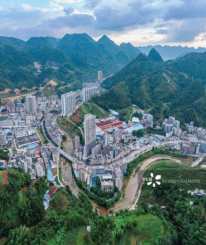 山峰小河簇拥的河池市东兰县城图片素材