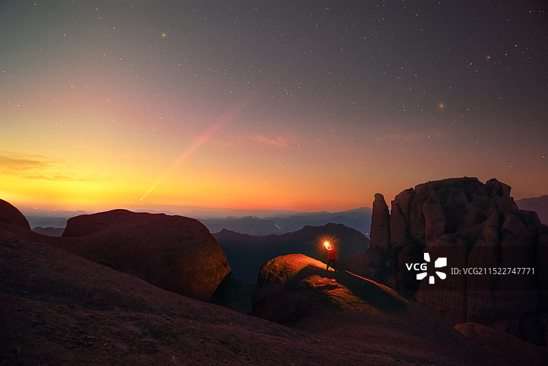 江西上饶市弋阳县龟峰与紫金山阿特拉斯A3彗星的邂逅图片素材