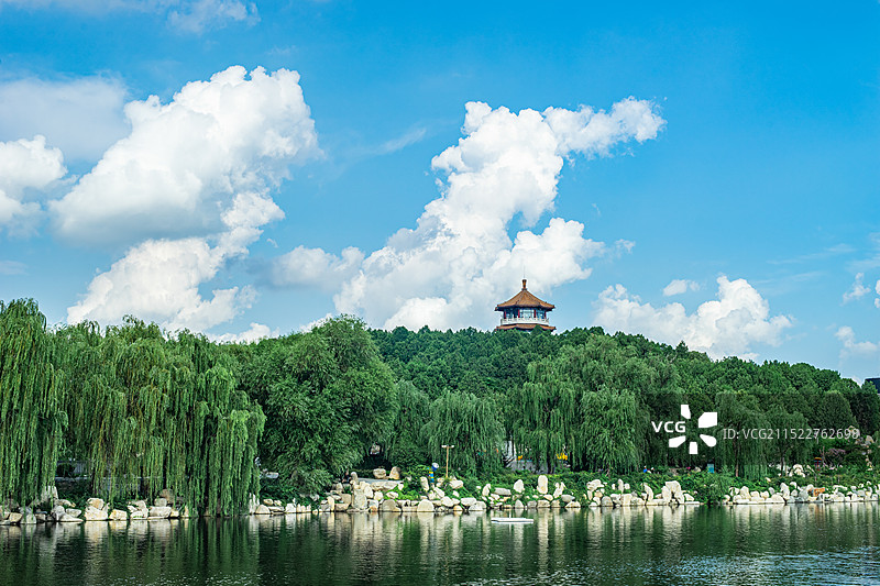 中国山东泰安市虎山公园里的虎山水库自然风光，天空干净协调自由简单反差纯净式样，户外白昼无人图像摄影图片素材