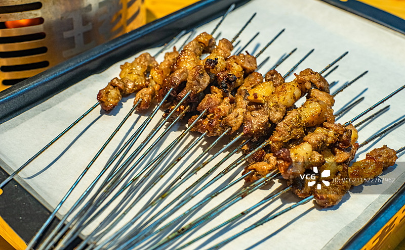 中国餐饮行业饮食产业，传统经典中国食品，美食拍摄主题，一盘子烧烤烤串美食特写，室内无人图像图片素材