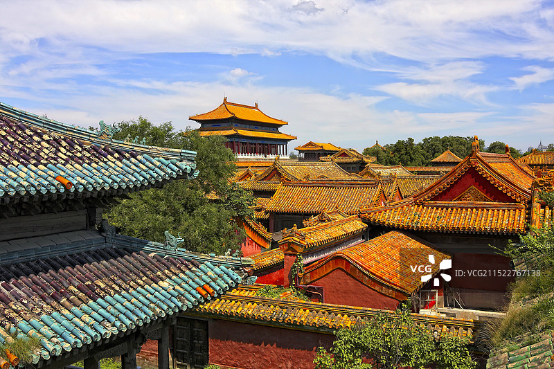 蓝天白云下故宫建福宫西花园里的惠风亭局部与西六宫宫殿群和神武门图片素材