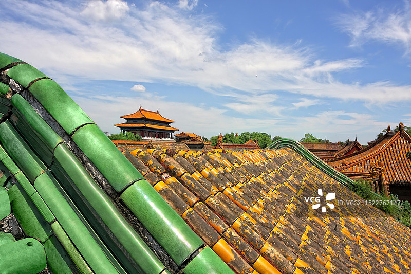 故宫里建福宫与西六宫宫殿群的琉璃瓦房顶和神武门图片素材