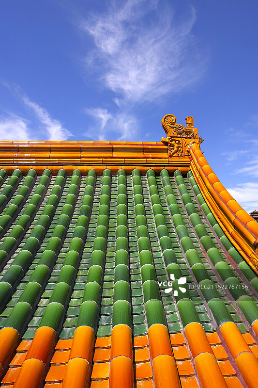 故宫建福宫西花园宫殿房顶上的鸱吻与绿色黄色琉璃瓦图片素材