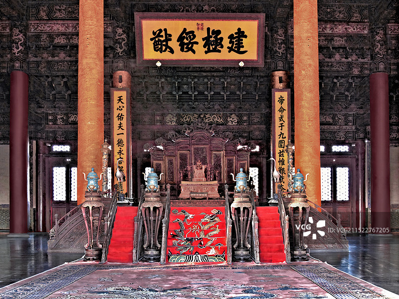 故宫太和殿里的内景-髹金龙椅和屏风和蟠龙金柱和牌匾等图片素材