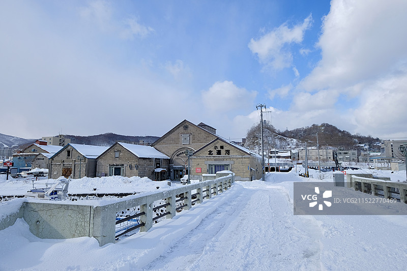 冬天雪后的日本北海道小樽运河上的桥图片素材