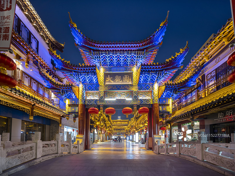 山东济南市中区大观园牌坊夜景图片素材