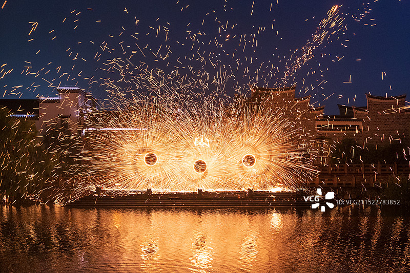 安徽芜湖：璀璨铁花庆华诞图片素材