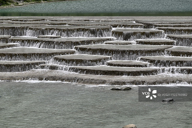 中国云南省丽江市玉龙雪山“蓝月谷”白水河阶梯式瀑布特写图片素材