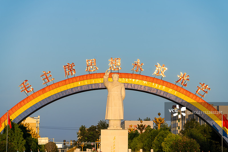 漯河南街村景区，毛泽东雕塑。图片素材