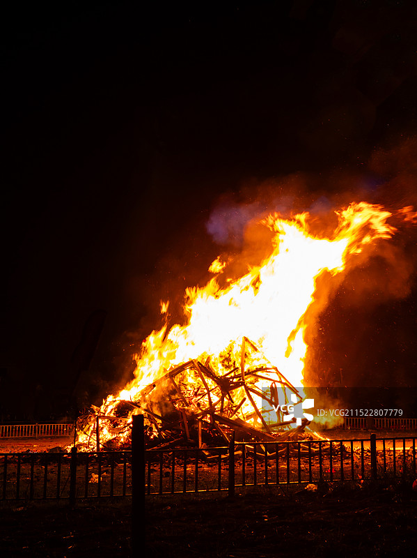 晚上篝火旁火堆燃烧火焰图片素材