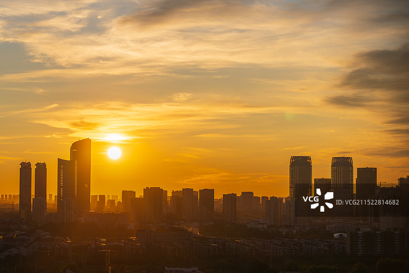 北京通州城市副中心运河商务区乐堤港城市天际线办公大楼日出朝霞火烧云光影图片素材