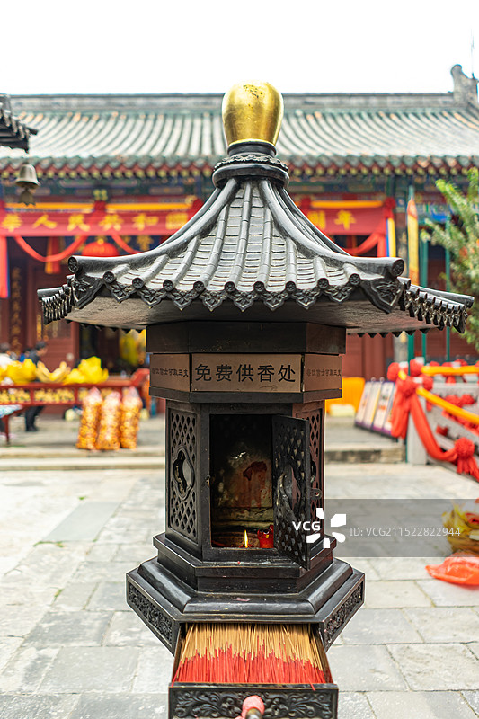 中国传统文化拍摄主题，灵应宫道观寺庙免费供香处，抽屉里的香和点燃的蜡烛，户外白昼无人图像摄影图片素材