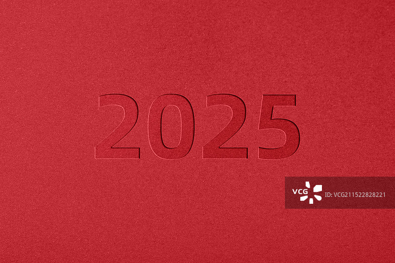 红色背景上的2025年雕刻字图片素材