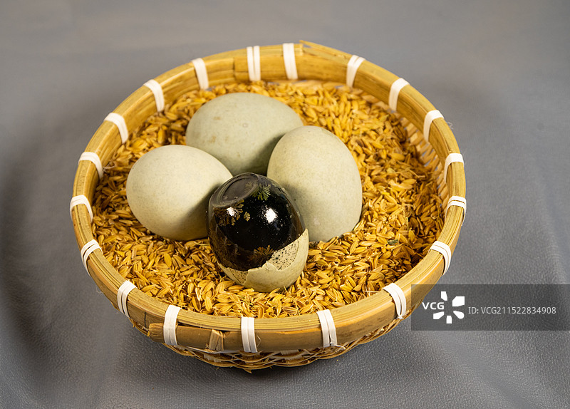 放在篮筐里的皮蛋图片素材