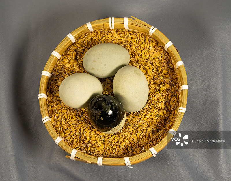 放在篮筐里的皮蛋图片素材