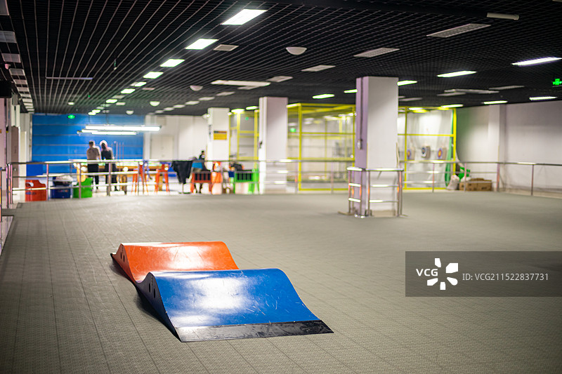中国体育器械拍摄主题，室内旱冰场轮滑滑冰场地和彩色的坡度坡道滑道，室内无人图像摄影图片素材