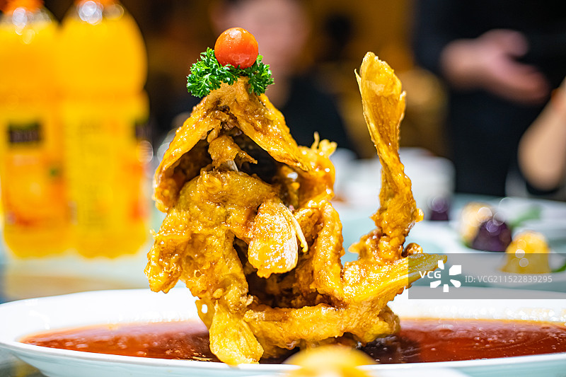 中国餐饮行业饮食产业，传统经典中国食品，山东特产鲁菜糖醋鲤鱼松鼠鱼，室内无人图像图片素材