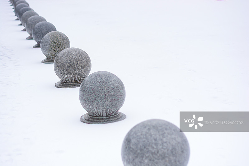 雪地里的圆形石墩图片素材