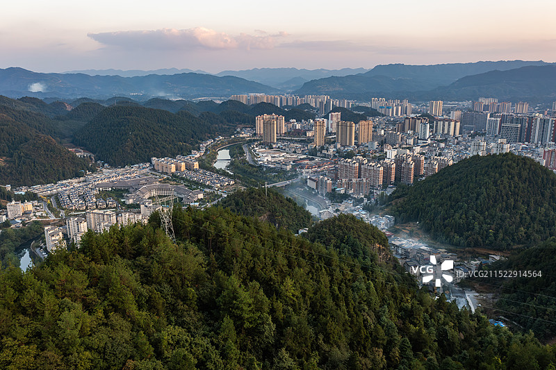 湖北利川夕阳里的城市景观图片素材