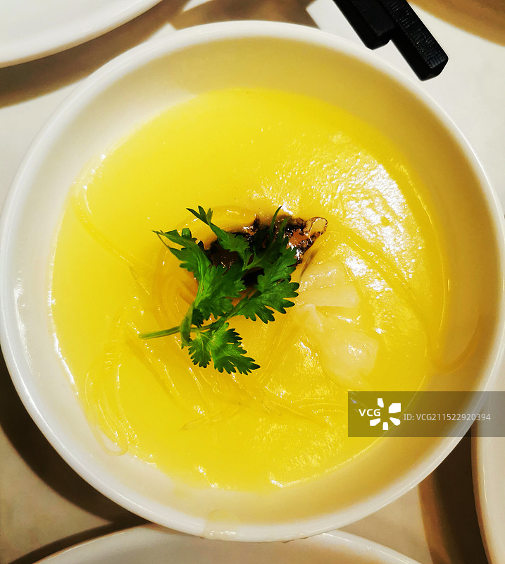一碗鱼翅汤的高角度视图图片素材
