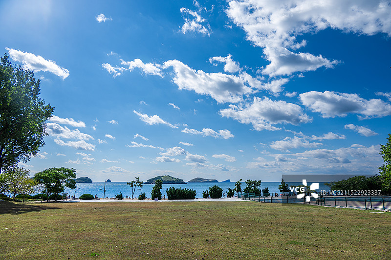 蓝天白云下的大连傅家庄公园海滨风光图片素材