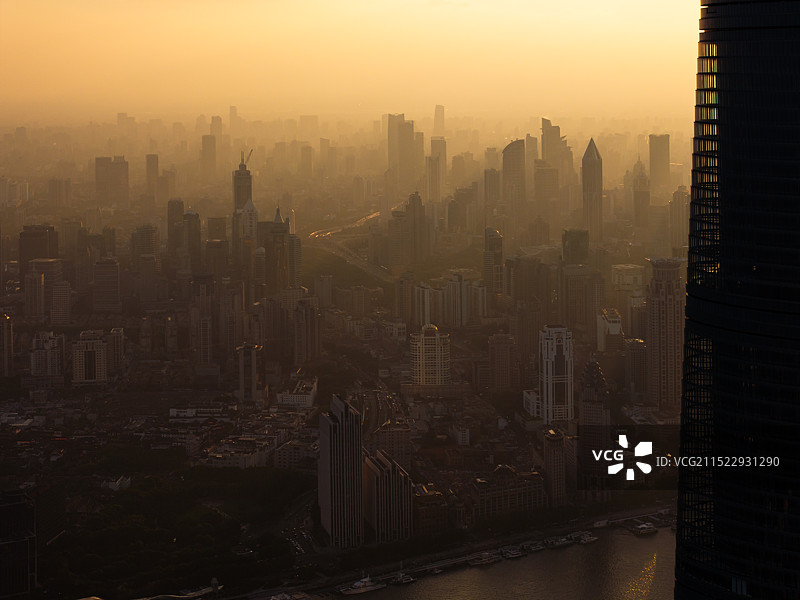 透过陆家嘴高楼看浦西图片素材