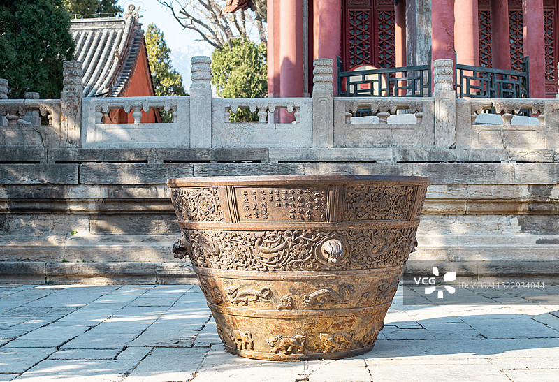 中国山东省泰安市泰山区泰山旅游景区著名景点，岱行宫里的生铁门海大水缸和神兽雕塑，户外无人图像摄影图片素材