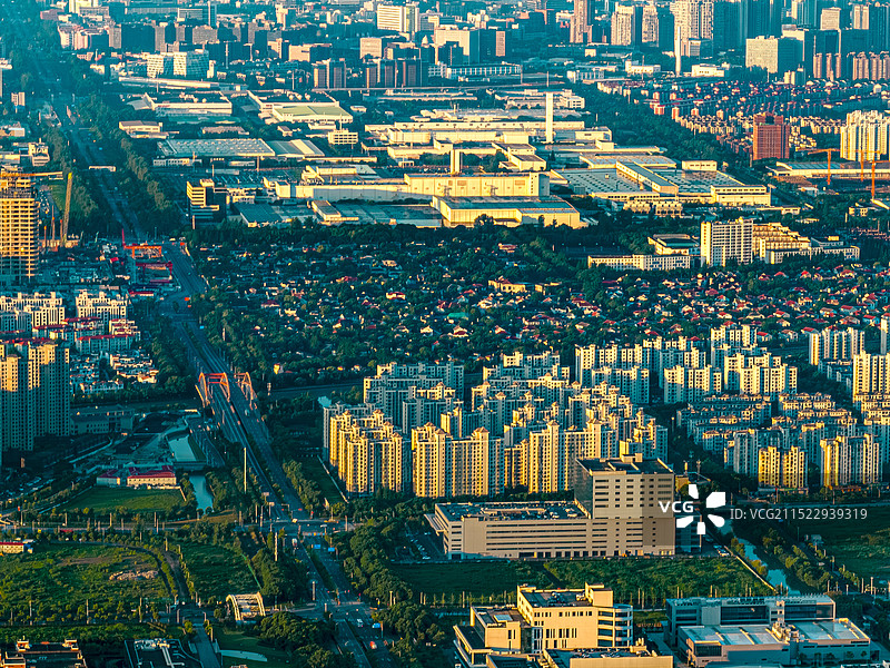 新高苑 宝佳苑 金桥出口加工区 上汽通用汽车公司大都市黎明 金色朝阳照耀城市建筑 城市苏醒图片素材