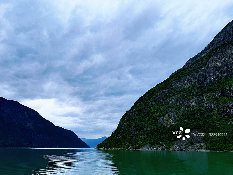 多云的天空映衬下的峡湾图片素材