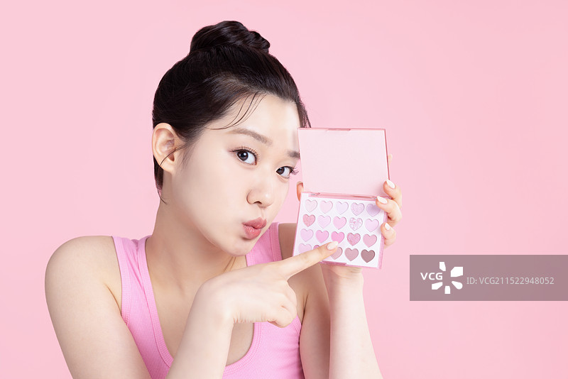 少女展示眼影盘图片素材