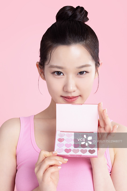 少女展示眼影盘图片素材