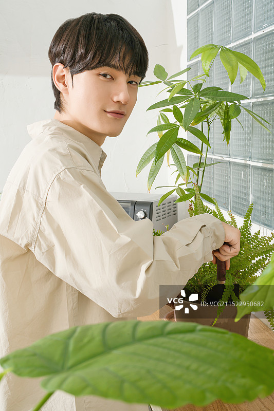 20多岁的男子，爱好是种植植物图片素材