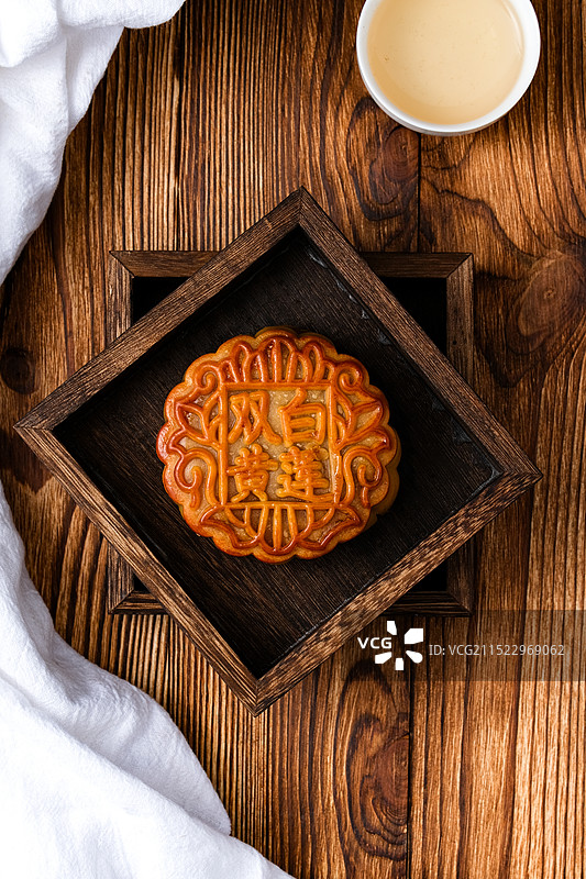 中秋佳节赏月尝月饼广州传统五仁月饼蛋黄白莲蓉月饼图片素材