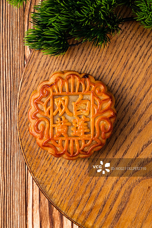 中秋佳节赏月尝月饼广州传统五仁月饼蛋黄白莲蓉月饼图片素材