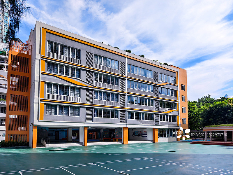 蓝天白云下的广州东风东路小学风光照图片素材