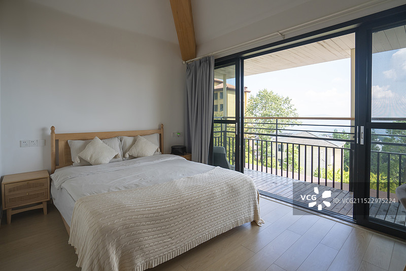 公寓卧室双人床和阳台图片素材