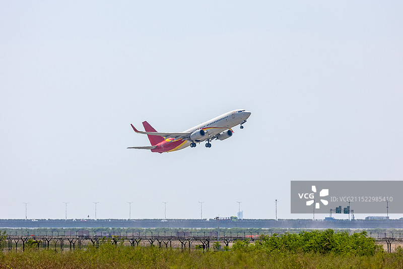 机场跑道上快速起飞升空的民航飞机图片素材
