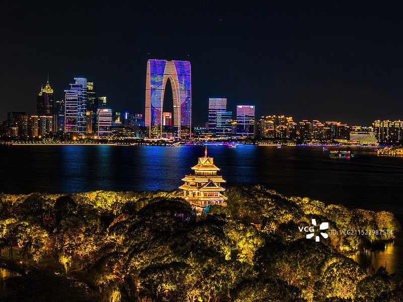 航拍鸟瞰苏州金鸡湖东方之门全景图片素材