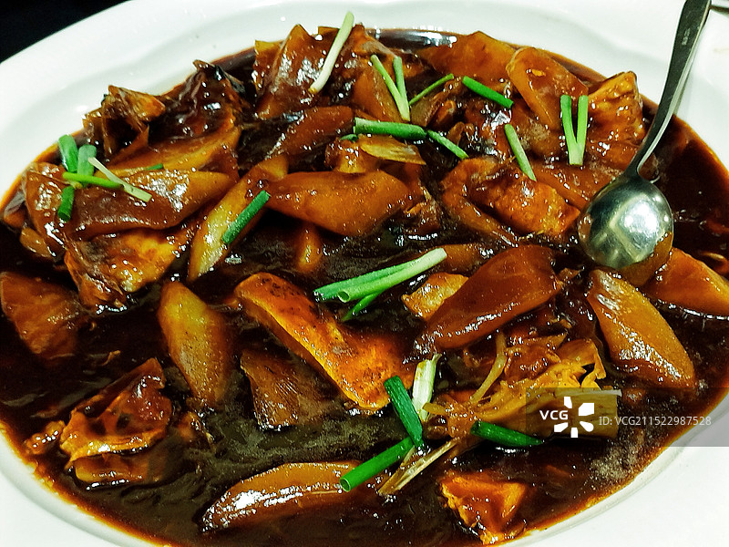 浙菜系之绍兴菜萝卜醋溜鱼：盘子里高视角食物静物特写镜头图片素材