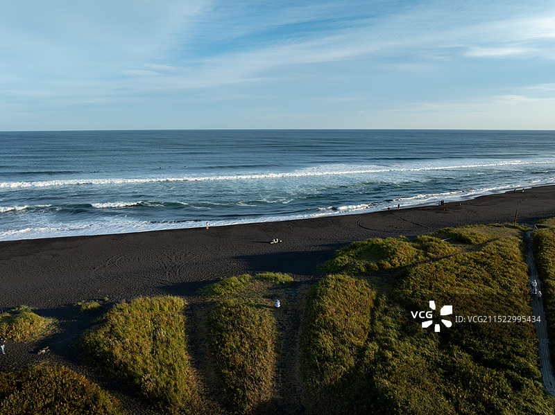 堪察加黑沙滩航拍秋天蓝色海洋图片素材