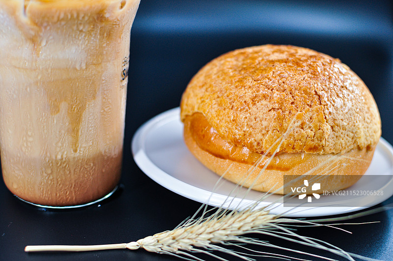 港式菠萝包与咖啡特写图片素材
