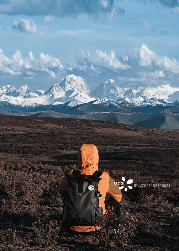 遥望嘉子峰图片素材