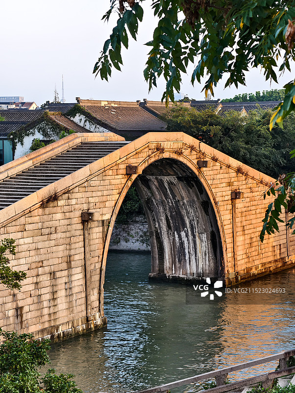 夕阳下的苏州盘门三景之一的吴门桥风景照图片素材