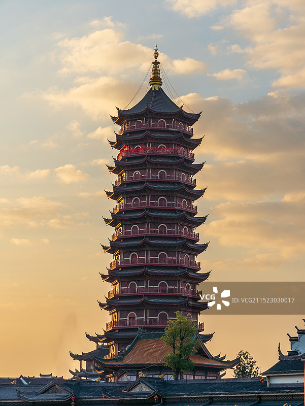 夕阳下的龙之梦太湖古镇万佛塔图片素材