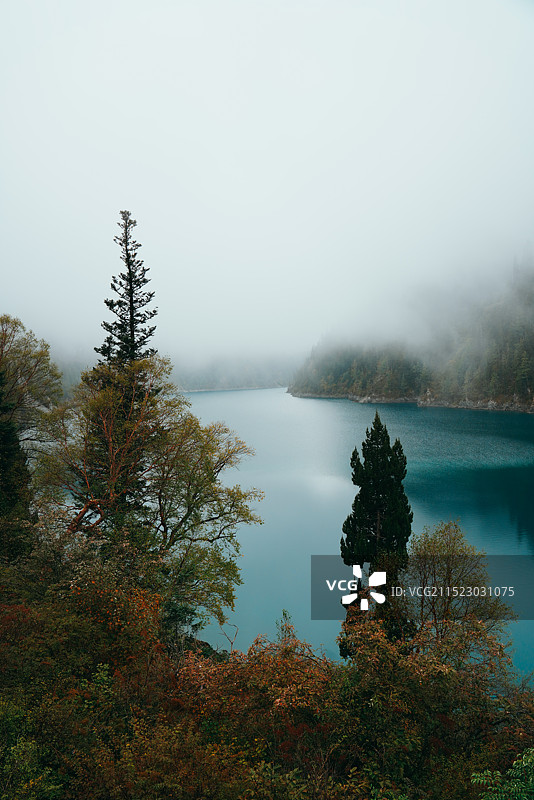 九寨沟雾气下的长海图片素材