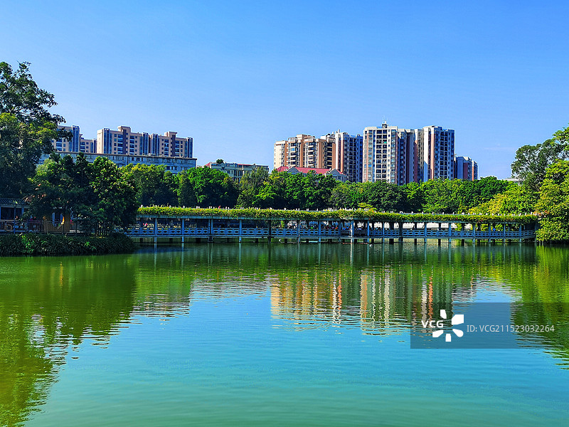 广东鹤山北湖公园旁边高楼图片素材