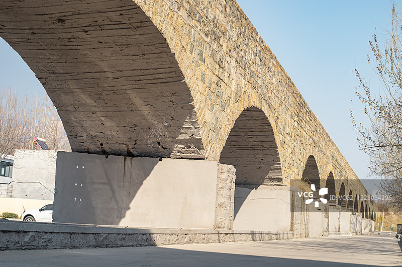 中国传统公共建筑拍摄主题，一个高大的水渠建筑，户外白昼无人图像摄影图片素材