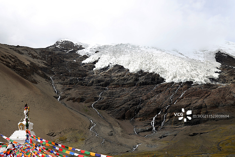 卡若拉冰川及白塔和五彩经幡图片素材