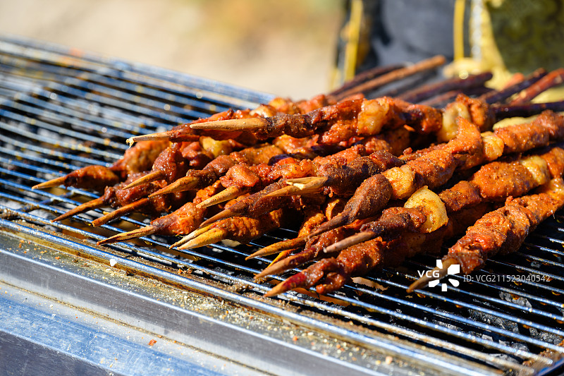 正在烧烤的红柳烤肉羊肉串图片素材